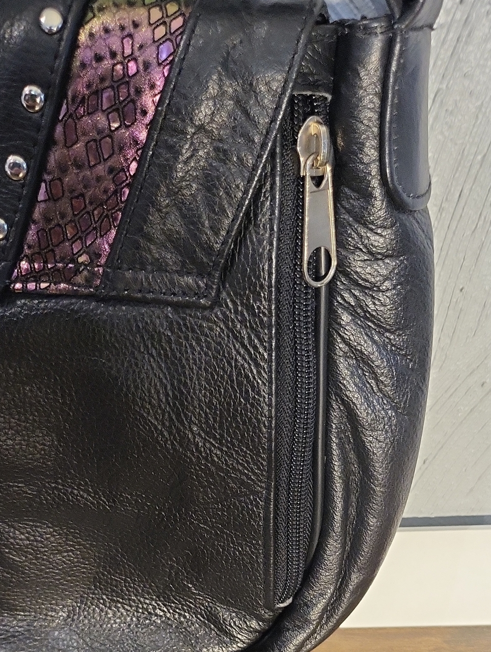 Unik International Leather Concealed Carry Purse - Picture 5 of 8